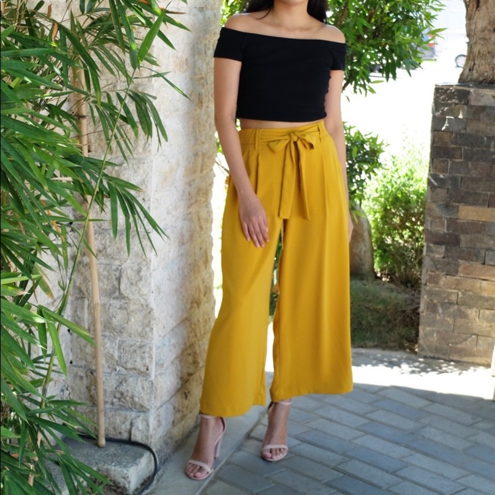 Black ribbed off the shoulder crop top